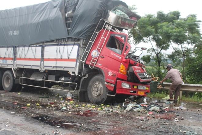 Hiện trường tai nạn do xe tải gây nên sau khi nạn nhân đã được di dời đi cấp cứu