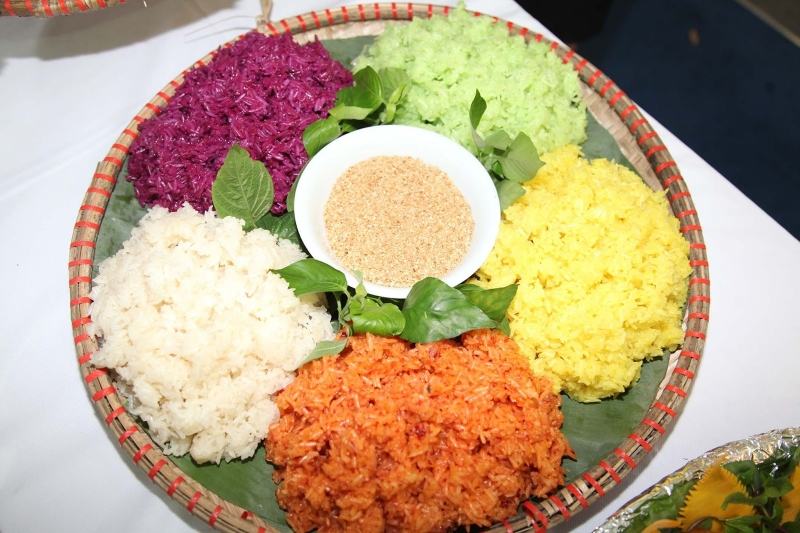 Văn hóa ẩm thực truyền thống của người Dao tại Mộc Châu thể hiện rõ nét qua hương vị của xôi ngũ sắc