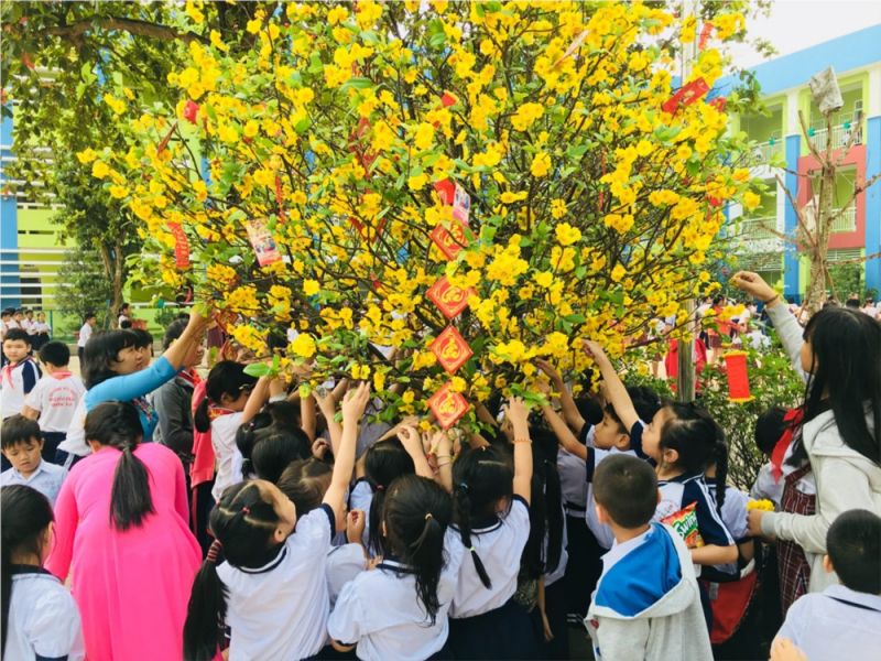 Xuất hành và hái lộc