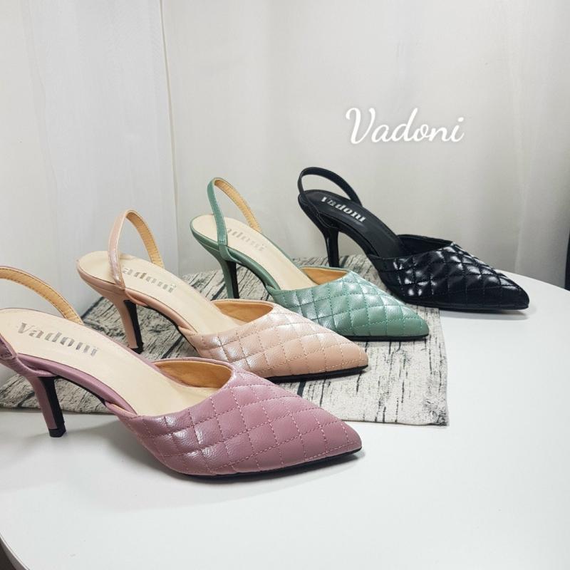 Các mẫu giày tại Vadoni đa dạng về kiểu dáng, kích cỡ và màu sắc