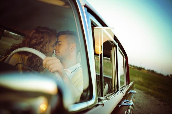 Nếu hôn nhau trong khi lái xe ở Ý có thể bị trừng phạt lên đến 415 Euro