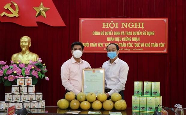 Lãnh đạo Sở Khoa học và Công nghệ trao Giấy chứng nhận nhãn hiệu 3 sản phẩm cho UBND huyện Trấn Yên. (Nguồn: baoyenbai.com.vn)