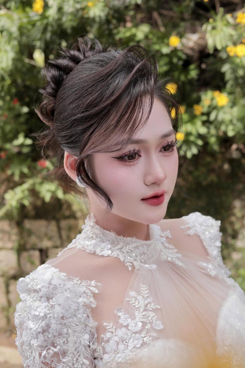 Yully Phạm MakeUp Academy