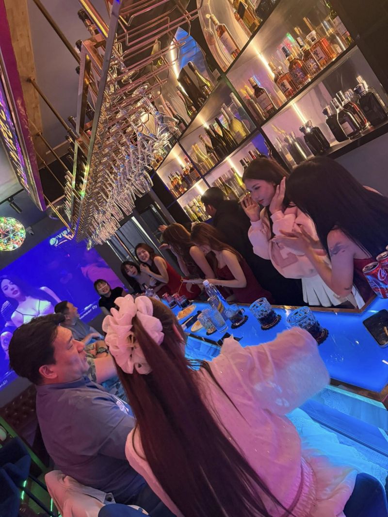 Yumi Counter & Lounge