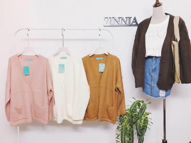 Những chiếc áo len đã có mặt ở Zinnia Boutique vào những ngày bắt đầu trở đông.